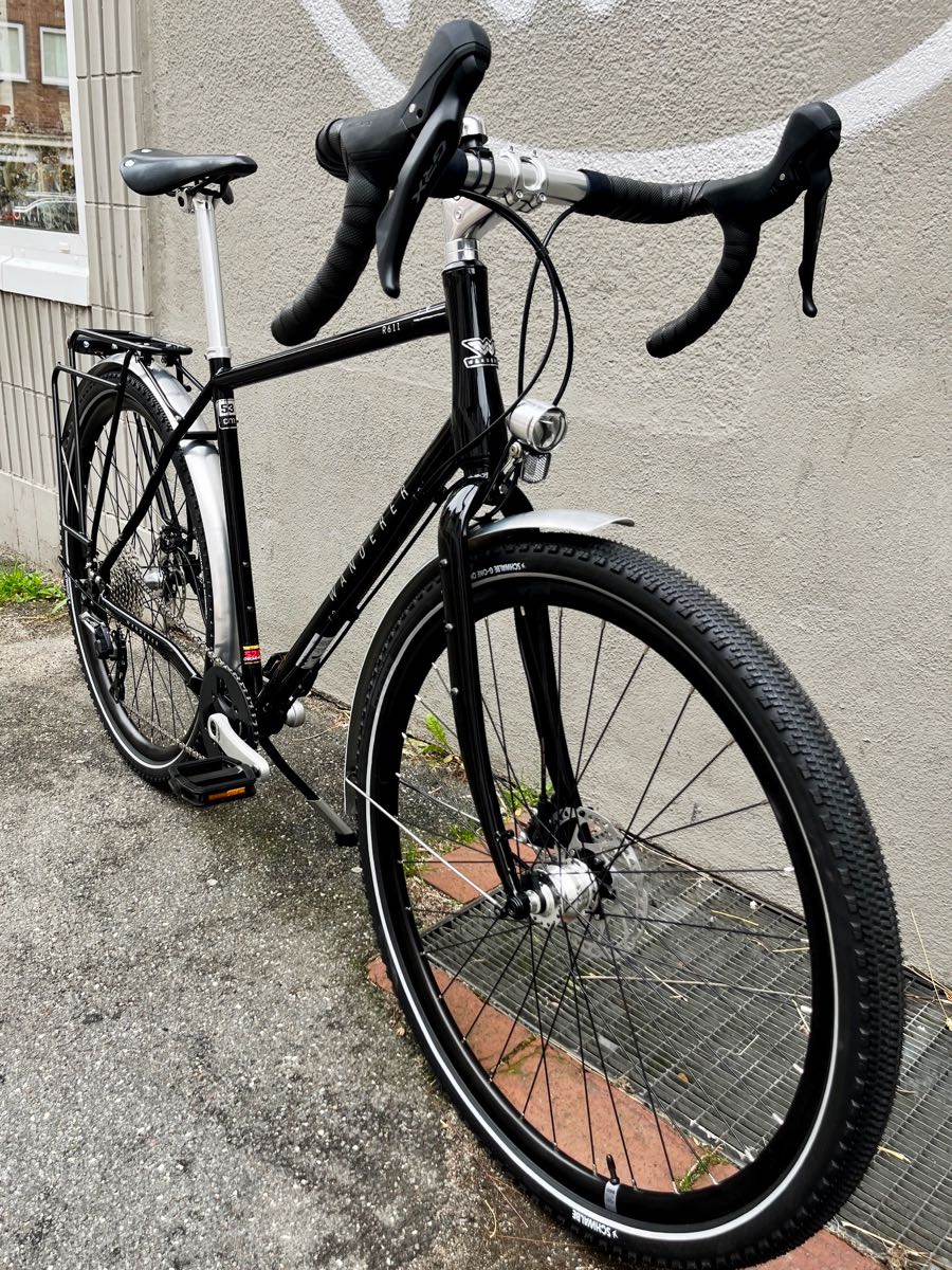 Klassiker als Tourenrad: das Reiserad Wanderer R611, der German Design Award Winner 2025 jetzt bei at Fahrräder, deinem Fahrradladen mit Fahrradwerkstatt in Lübeck