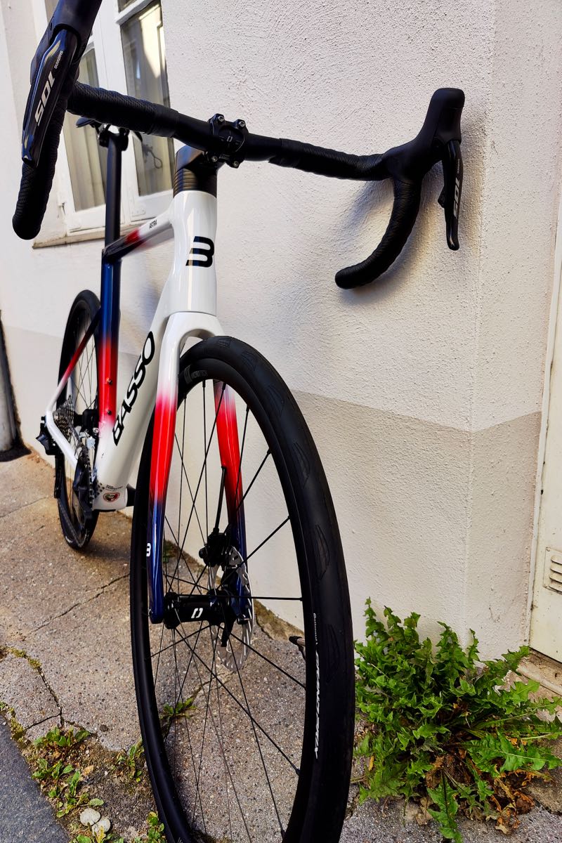 Rennrad aus Italien aus Carbon - das Basso Astra mit Shimano 105 Di2 White Chroma jetzt neu bei at Fahrräder, deinem Fahrradladen mit Fahrradwerkstatt und Liebe zum Radsport in Lübeck