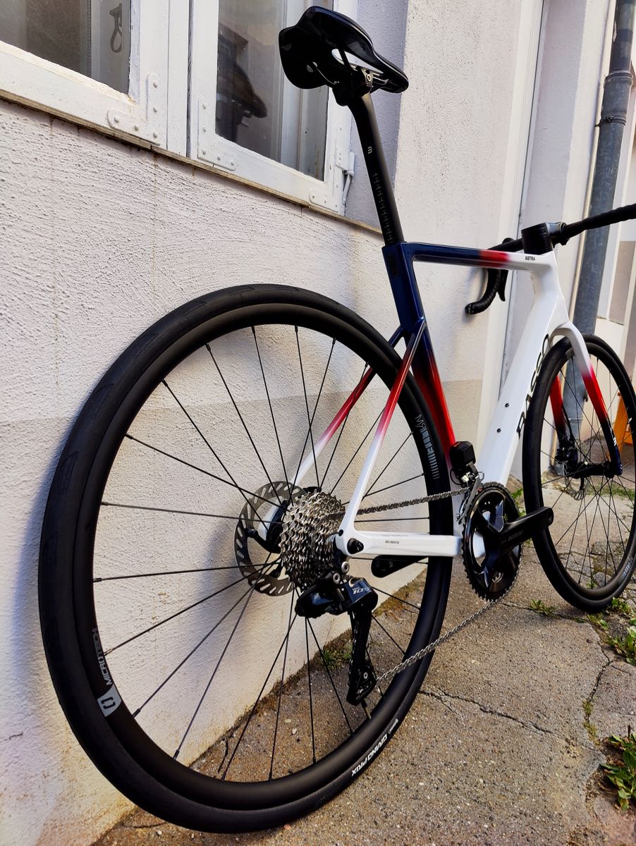 Rennrad aus Italien aus Carbon - das Basso Astra mit Shimano 105 Di2 White Chroma jetzt neu bei at Fahrräder, deinem Fahrradladen mit Fahrradwerkstatt und Liebe zum Radsport in Lübeck