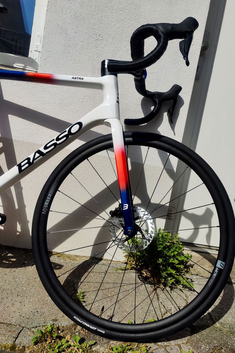 Rennrad aus Italien aus Carbon - das Basso Astra mit Shimano 105 Di2 White Chroma jetzt neu bei at Fahrräder, deinem Fahrradladen mit Fahrradwerkstatt und Liebe zum Radsport in Lübeck