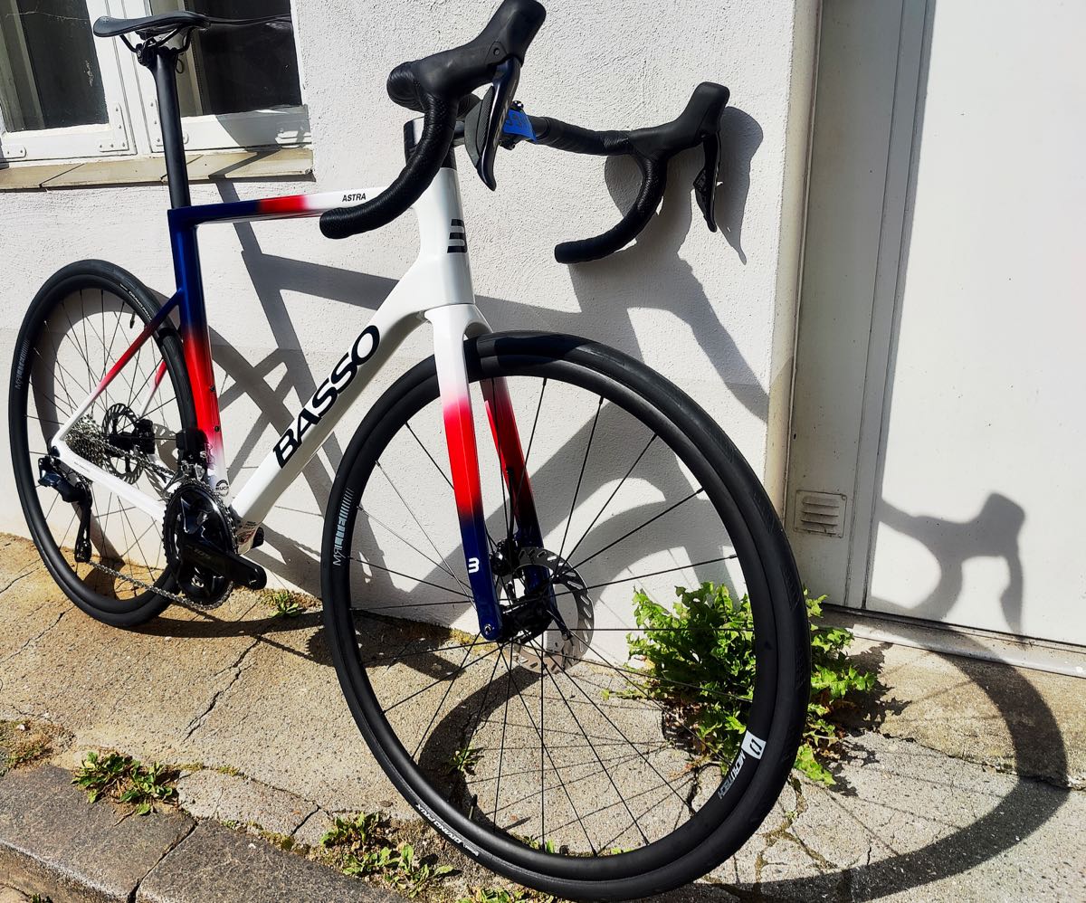 Rennrad aus Italien aus Carbon - das Basso Astra mit Shimano 105 Di2 White Chroma jetzt neu bei at Fahrräder, deinem Fahrradladen mit Fahrradwerkstatt und Liebe zum Radsport in Lübeck