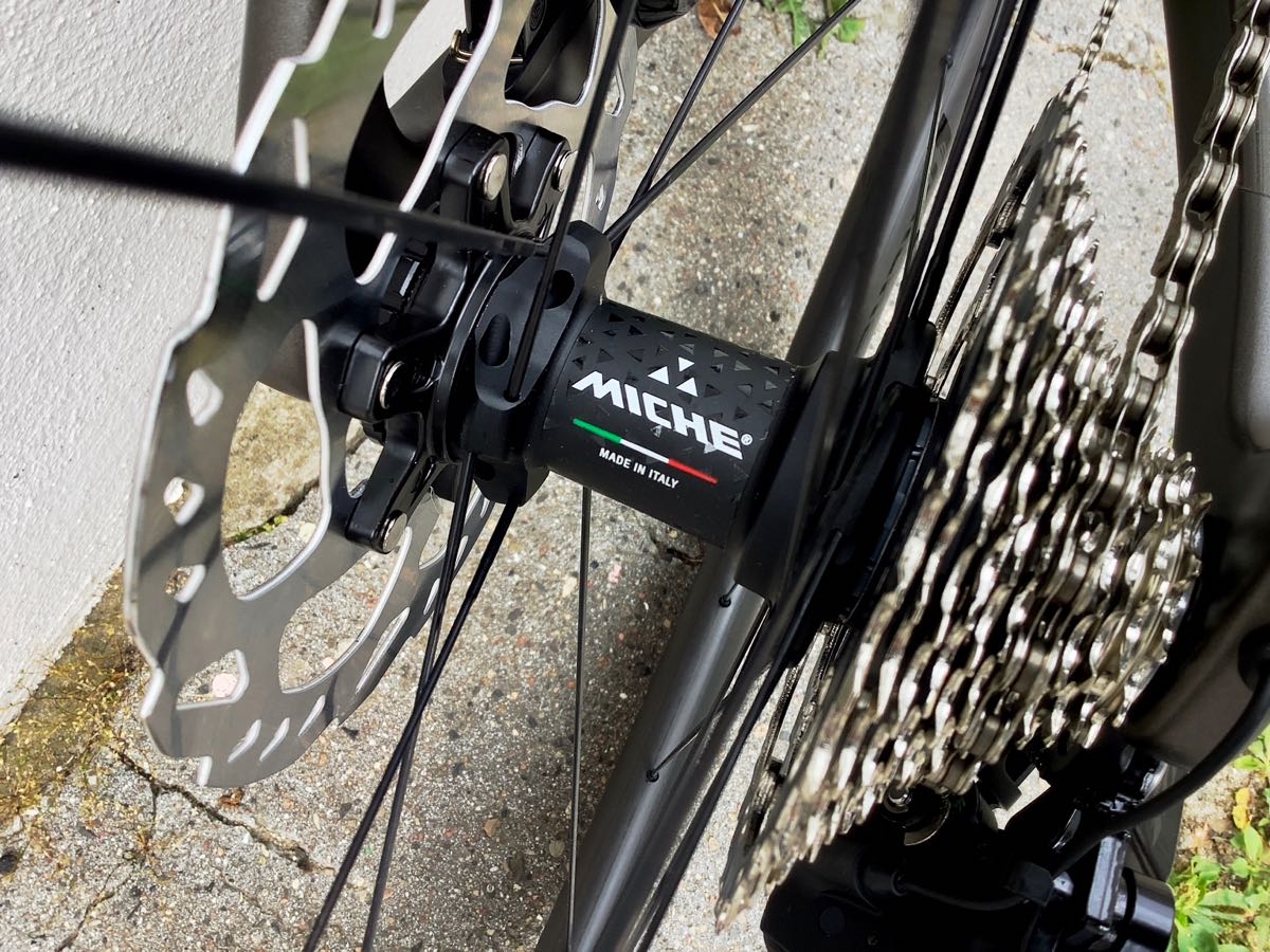 Individuell aufgebautes Endurance Rennrad von Look bei at Fahrräder. deinem Fahrradladen in Lübeck mit Fahrradwerkstatt und Liebe zum Radsport: das Look 765 Optimum 2 in Grau, wow