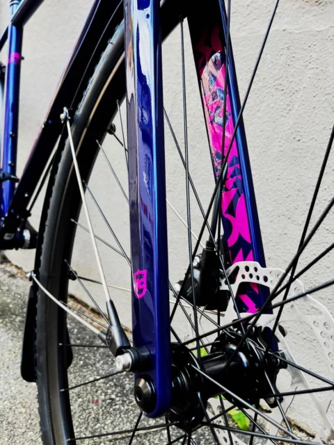Kona Rove LTD 2025 in Navy-Purple-Pink: Gravelrad mit Cromoly-Stahlrahmen, Carbon-Gabel und Shimano GRX
