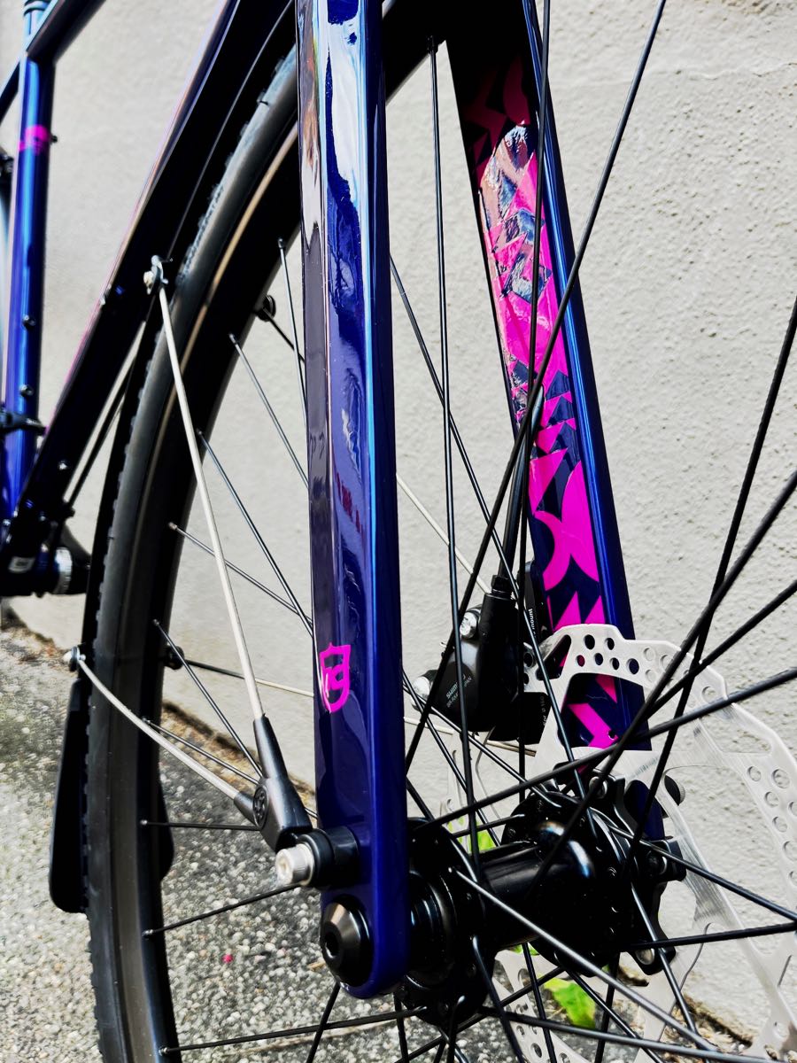 Gravel-Rad Gravel Gravel-Bike Kona Rove LTD 2025 mit Shimano GRX in Navy-Purple-Pink und Cromoly-Stahl-Rahmen plus Carbon-Gabel - bei at Fahrräder, deinem Fahrradladen in Lübeck mit Liebe zum Gravlen, zum Rennrad und zentraler Fahrradwerkstatt