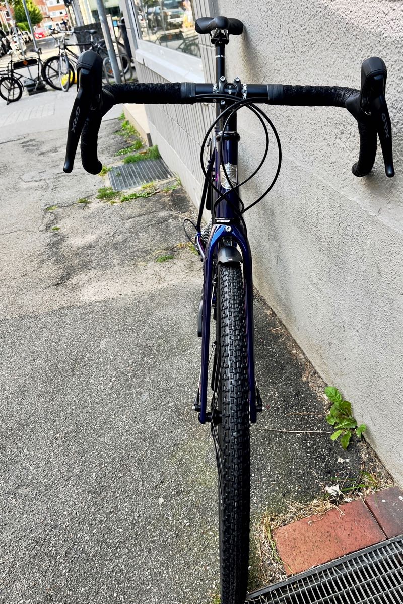 Gravel-Rad Gravel Gravel-Bike Kona Rove LTD 2025 mit Shimano GRX in Navy-Purple-Pink und Cromoly-Stahl-Rahmen plus Carbon-Gabel - bei at Fahrräder, deinem Fahrradladen in Lübeck mit Liebe zum Gravlen, zum Rennrad und zentraler Fahrradwerkstatt