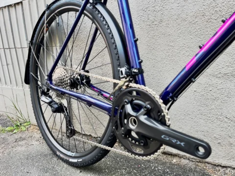 Kona Rove LTD 2025 in Navy-Purple-Pink: Gravelrad mit Cromoly-Stahlrahmen, Carbon-Gabel und Shimano GRX