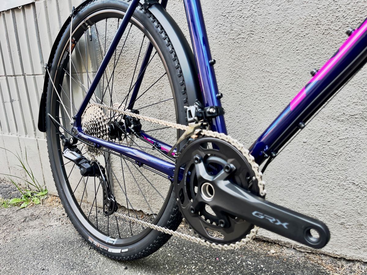 Gravel-Rad Gravel Gravel-Bike Kona Rove LTD 2025 mit Shimano GRX in Navy-Purple-Pink und Cromoly-Stahl-Rahmen plus Carbon-Gabel - bei at Fahrräder, deinem Fahrradladen in Lübeck mit Liebe zum Gravlen, zum Rennrad und zentraler Fahrradwerkstatt