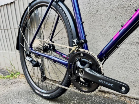 Kona Rove LTD 2025 in Navy-Purple-Pink: Gravelrad mit Cromoly-Stahlrahmen, Carbon-Gabel und Shimano GRX
