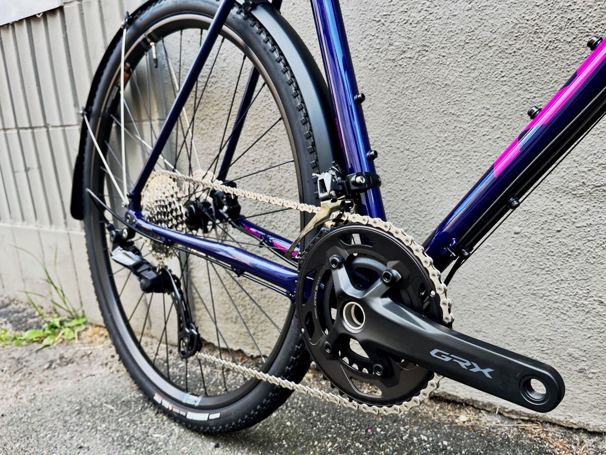 Gravel-Rad Gravel Gravel-Bike Kona Rove LTD 2025 mit Shimano GRX in Navy-Purple-Pink und Cromoly-Stahl-Rahmen plus Carbon-Gabel - bei at Fahrräder, deinem Fahrradladen in Lübeck mit Liebe zum Gravlen, zum Rennrad und zentraler Fahrradwerkstatt