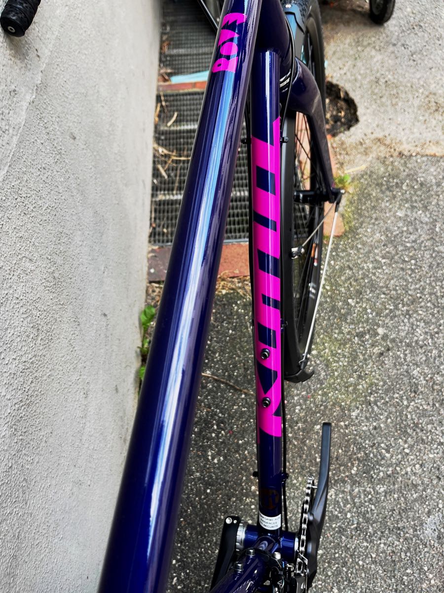 Gravel-Rad Gravel Gravel-Bike Kona Rove LTD 2025 mit Shimano GRX in Navy-Purple-Pink und Cromoly-Stahl-Rahmen plus Carbon-Gabel - bei at Fahrräder, deinem Fahrradladen in Lübeck mit Liebe zum Gravlen, zum Rennrad und zentraler Fahrradwerkstatt