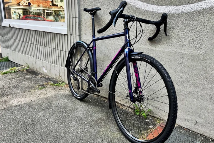 Kona Rove LTD 2025 in Navy-Purple-Pink: Gravelrad mit Cromoly-Stahlrahmen, Carbon-Gabel und Shimano GRX
