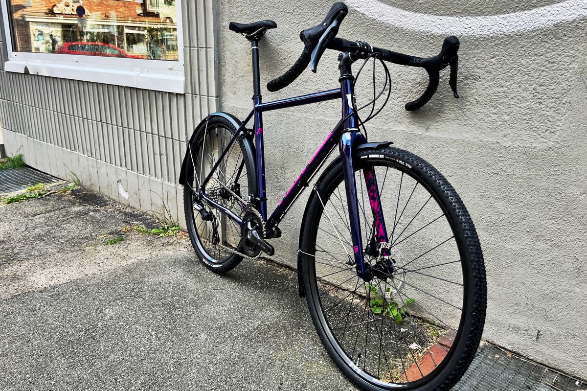 Gravel-Rad Gravel Gravel-Bike Kona Rove LTD 2025 mit Shimano GRX in Navy-Purple-Pink und Cromoly-Stahl-Rahmen plus Carbon-Gabel - bei at Fahrräder, deinem Fahrradladen in Lübeck mit Liebe zum Gravlen, zum Rennrad und zentraler Fahrradwerkstatt