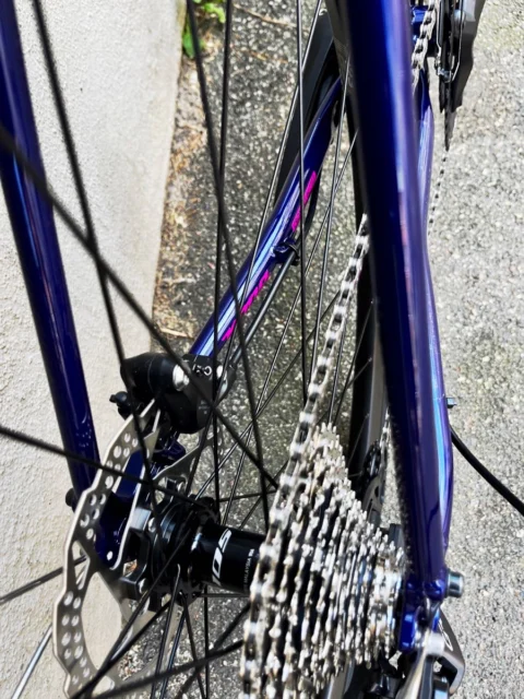 Kona Rove LTD 2025 in Navy-Purple-Pink: Gravelrad mit Cromoly-Stahlrahmen, Carbon-Gabel und Shimano GRX