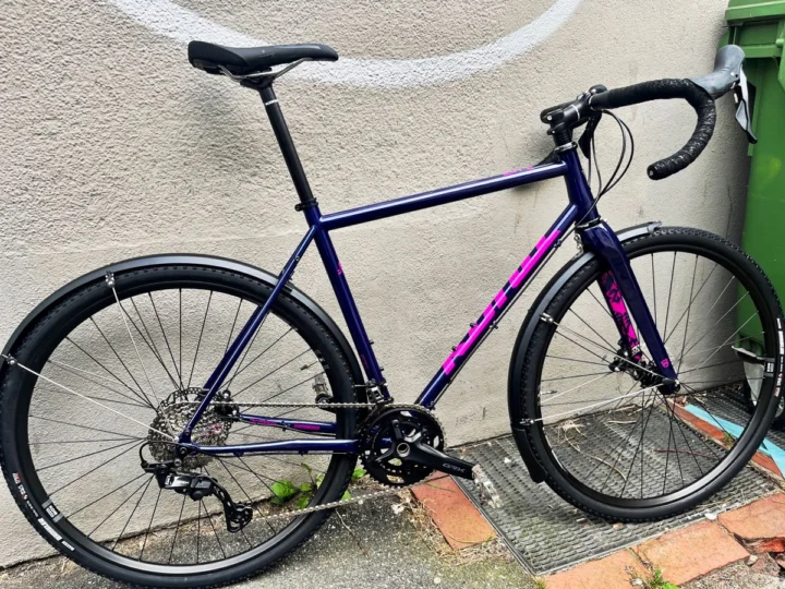 Kona Rove LTD 2025 in Navy-Purple-Pink: Gravelrad mit Cromoly-Stahlrahmen, Carbon-Gabel und Shimano GRX