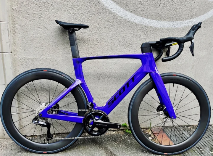 Ein violettes Scott Foil RC 10 mit hohen Carbonfelgen lehnt an einer Wand