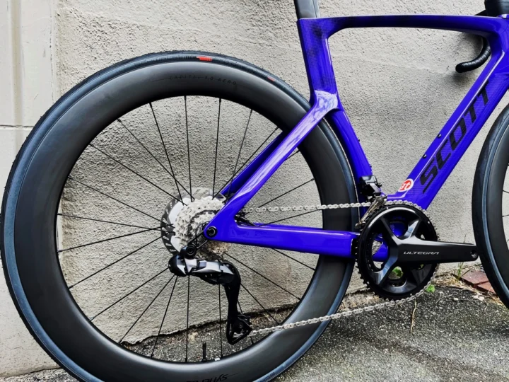 Detail des Scott Foil RC 10: Schaltwerk und Kurbel zwischen den hohen Carbonfelgen