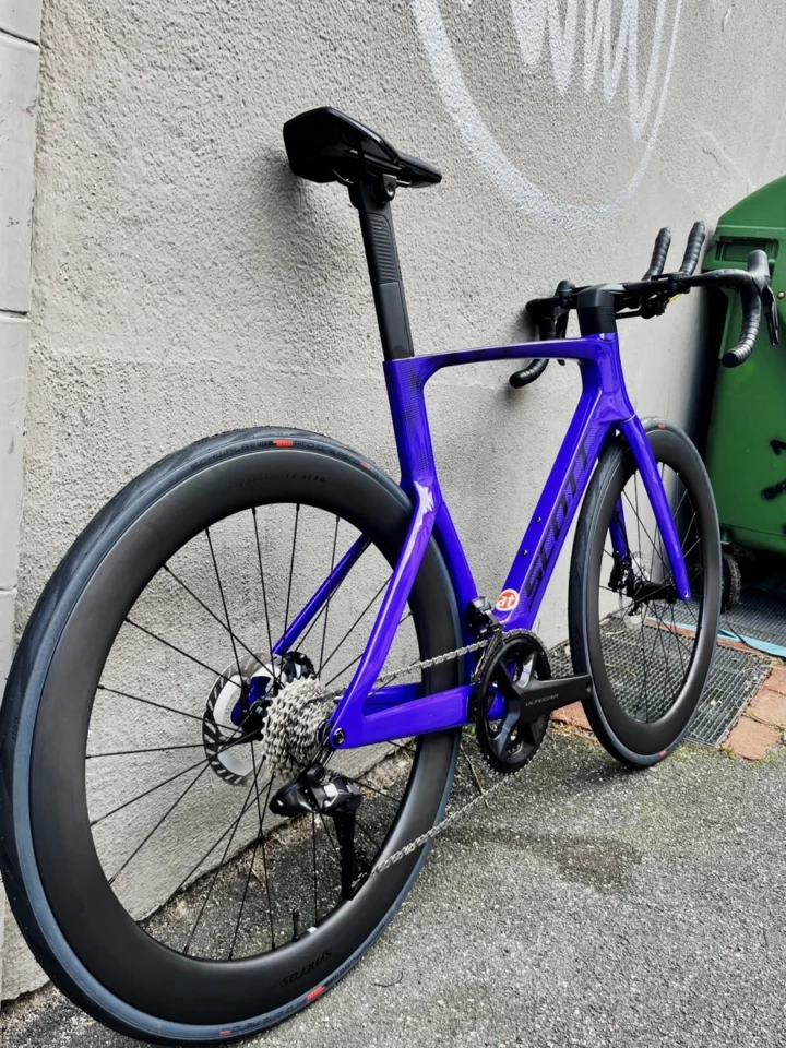 Das Scott Foil RC 10 schräg von hinten, Blick auf Sattelstütze und Hinterrad