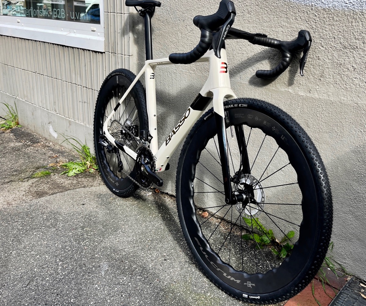 Basso Palta Gravel Bike aus Carbon in Lübeck mit Shimano GRX und Fulcrum-Laufrädern - Gravel kaufen Fahrrad kaufen bei at Fahrräder, deinem Fahrradladen mit Fahrradwerkstatt und Liebe zum Rennrad, zu Radreisen und zum Radsport Lübeck