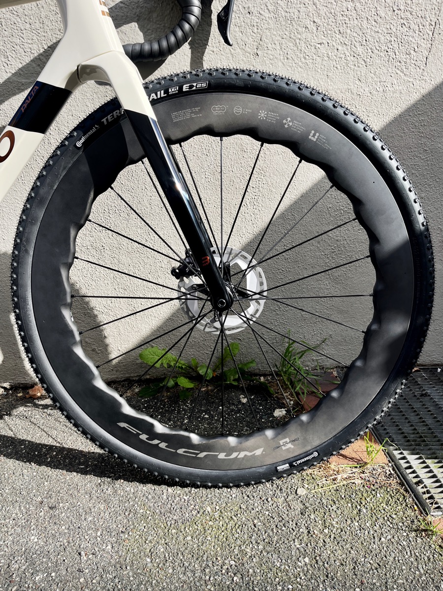Basso Palta Gravel Bike aus Carbon in Lübeck mit Shimano GRX und Fulcrum-Laufrädern - Gravel kaufen Fahrrad kaufen bei at Fahrräder, deinem Fahrradladen mit Fahrradwerkstatt und Liebe zum Rennrad, zu Radreisen und zum Radsport Lübeck
