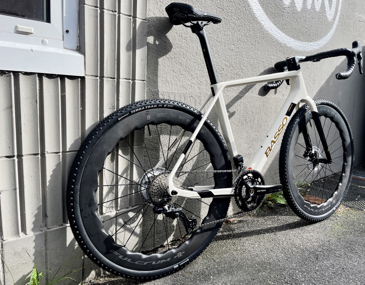 Basso Palta Gravel Bike aus Carbon in Lübeck mit Shimano GRX und Fulcrum-Laufrädern - Gravel kaufen Fahrrad kaufen bei at Fahrräder, deinem Fahrradladen mit Fahrradwerkstatt und Liebe zum Rennrad, zu Radreisen und zum Radsport Lübeck