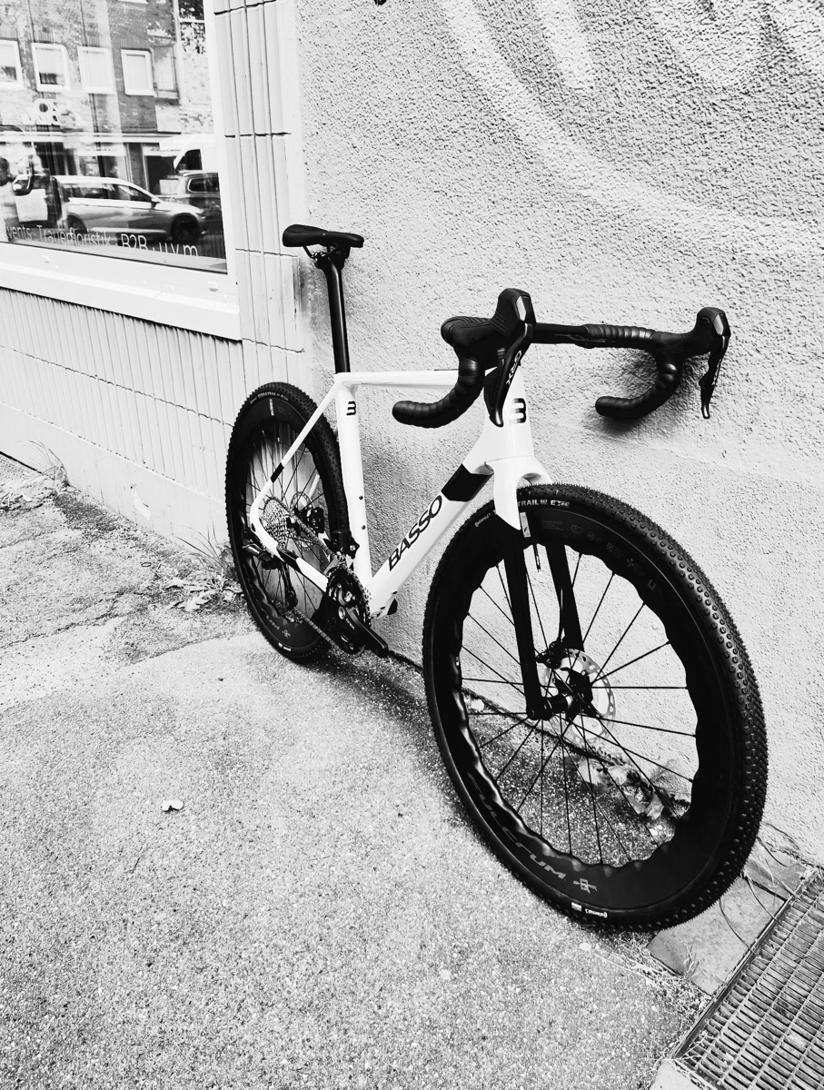Basso Palta Gravel Bike aus Carbon in Lübeck mit Shimano GRX und Fulcrum-Laufrädern - Gravel kaufen Fahrrad kaufen bei at Fahrräder, deinem Fahrradladen mit Fahrradwerkstatt und Liebe zum Rennrad, zu Radreisen und zum Radsport Lübeck