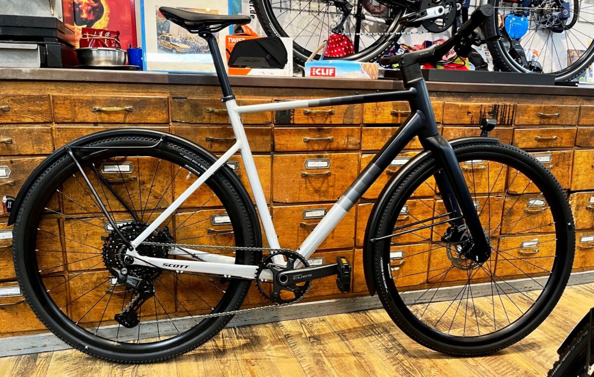 Scott Metrix 20 EQ - das Urban-Bike oder Fitnessbike für den Großstadtdschungel oder die Wildnis, bei at Fahrräder in Lübeck, deinem Fahrradladen in der Beckergrube mit Fahrradwerkstatt und Liebe zum Fahrrad, Radsport und für Rennräder und Gravel-Bikes