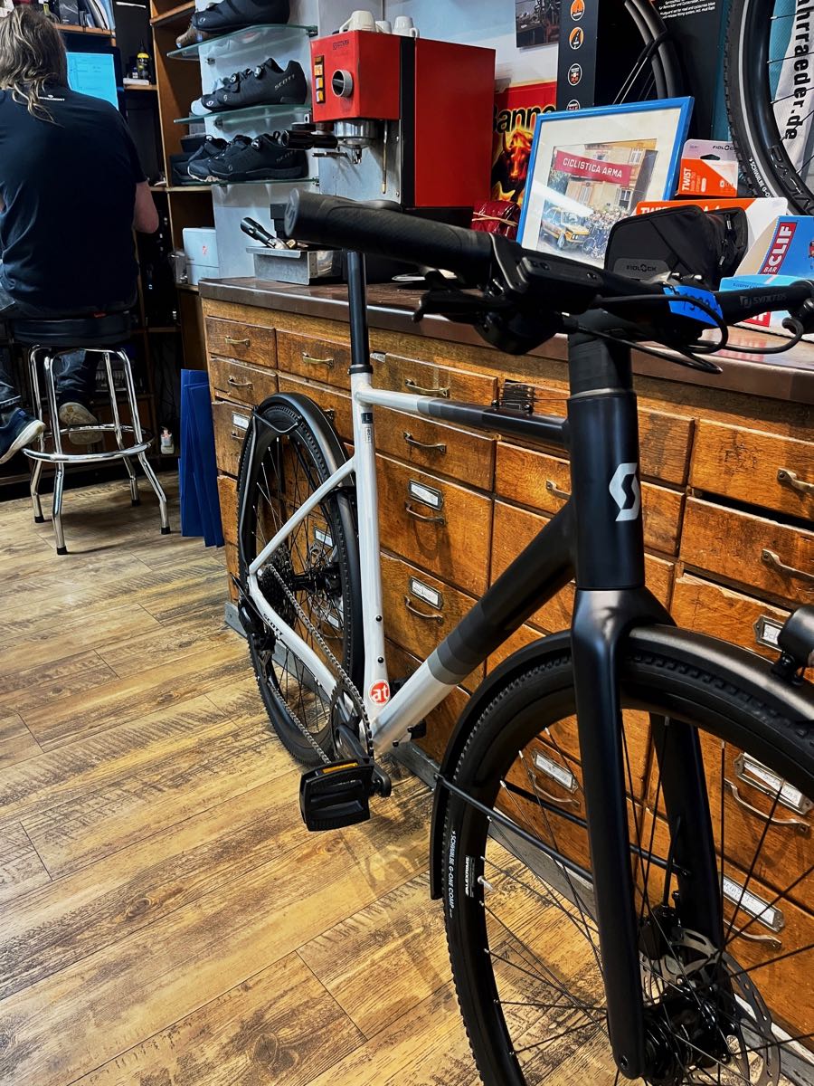 Scott Metrix 20 EQ - das Urban-Bike oder Fitnessbike für den Großstadtdschungel oder die Wildnis, bei at Fahrräder in Lübeck, deinem Fahrradladen in der Beckergrube mit Fahrradwerkstatt und Liebe zum Fahrrad, Radsport und für Rennräder und Gravel-Bikes