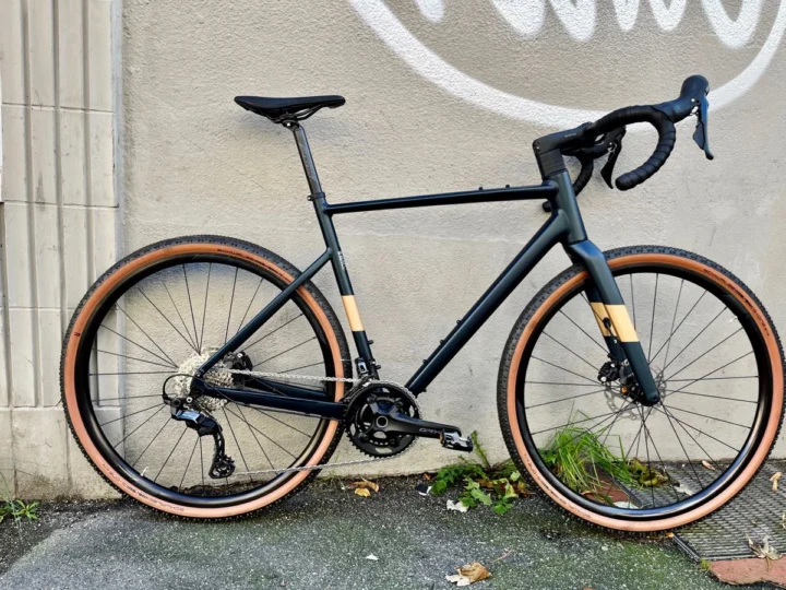 Das Scott Speedster Gravel 20 von der linken Seite an einer Betonwand