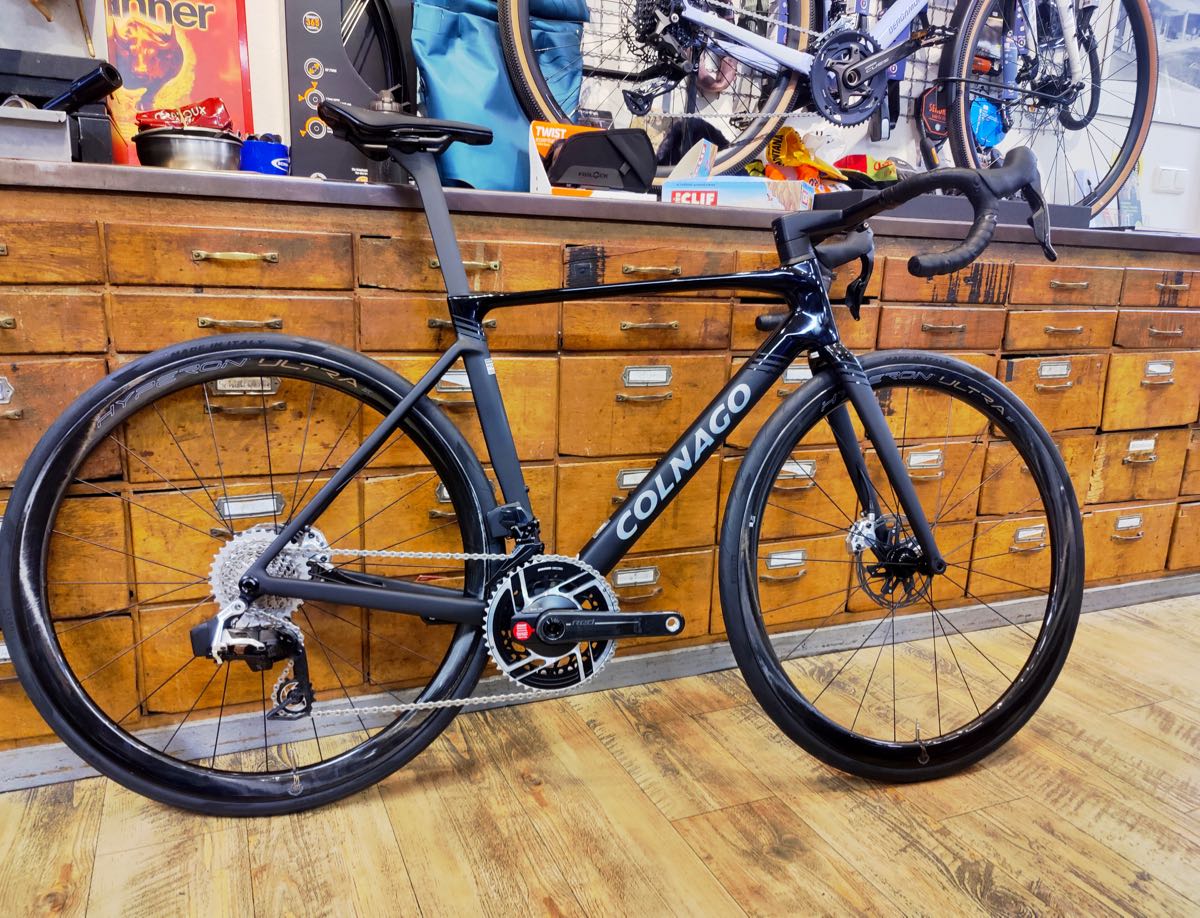 tolles Fahrrad als italienischer Klassiker: Colnago V5Rs Rennrad mit Hyperon-Ultra-Carbon-Laufrädern mit Keramik-Lagern von Campagnolo und Sram RED eTap AXS elektronischer Schaltung als neuestes Modell bei at Fahrräder, deinem Fahrradladen mit Liebe zum Rennrad, zu Gravel, zum Radsport und mit Fahrradwerkstatt in Lübeck