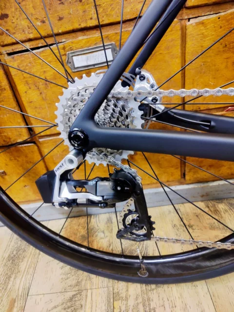 Colnago V5Rs: Rennrad mit Campagnolo Hyperon Ultra Carbon-Laufrädern und elektronischer Schaltung SRAM RED eTap AXS