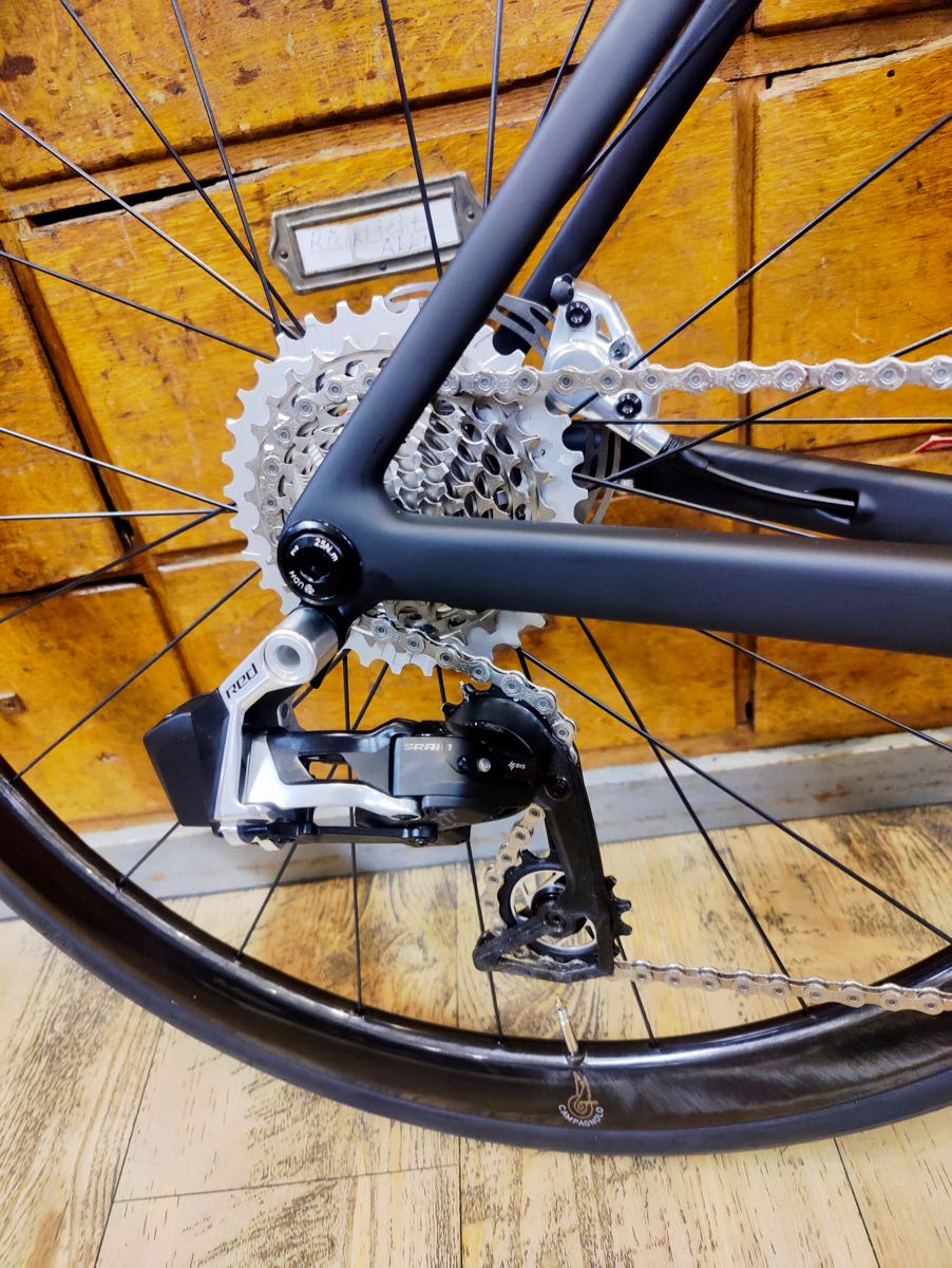 tolles Fahrrad als italienischer Klassiker: Colnago V5Rs Rennrad mit Hyperon-Ultra-Carbon-Laufrädern mit Keramik-Lagern von Campagnolo und Sram RED eTap AXS elektronischer Schaltung als neuestes Modell bei at Fahrräder, deinem Fahrradladen mit Liebe zum Rennrad, zu Gravel, zum Radsport und mit Fahrradwerkstatt in Lübeck