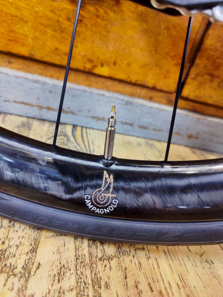 tolles Fahrrad als italienischer Klassiker: Colnago V5Rs Rennrad mit Hyperon-Ultra-Carbon-Laufrädern mit Keramik-Lagern von Campagnolo und Sram RED eTap AXS elektronischer Schaltung als neuestes Modell bei at Fahrräder, deinem Fahrradladen mit Liebe zum Rennrad, zu Gravel, zum Radsport und mit Fahrradwerkstatt in Lübeck