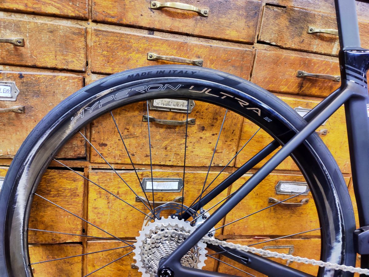 tolles Fahrrad als italienischer Klassiker: Colnago V5Rs Rennrad mit Hyperon-Ultra-Carbon-Laufrädern mit Keramik-Lagern von Campagnolo und Sram RED eTap AXS elektronischer Schaltung als neuestes Modell bei at Fahrräder, deinem Fahrradladen mit Liebe zum Rennrad, zu Gravel, zum Radsport und mit Fahrradwerkstatt in Lübeck