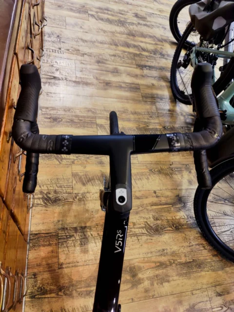 Colnago V5Rs: Rennrad mit Campagnolo Hyperon Ultra Carbon-Laufrädern und elektronischer Schaltung SRAM RED eTap AXS