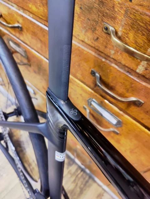 Colnago V5Rs: Rennrad mit Campagnolo Hyperon Ultra Carbon-Laufrädern und elektronischer Schaltung SRAM RED eTap AXS