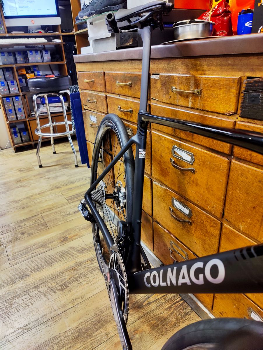 tolles Fahrrad als italienischer Klassiker: Colnago V5Rs Rennrad mit Hyperon-Ultra-Carbon-Laufrädern mit Keramik-Lagern von Campagnolo und Sram RED eTap AXS elektronischer Schaltung als neuestes Modell bei at Fahrräder, deinem Fahrradladen mit Liebe zum Rennrad, zu Gravel, zum Radsport und mit Fahrradwerkstatt in Lübeck