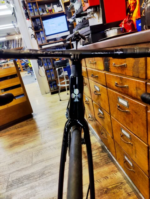 Colnago V5Rs: Rennrad mit Campagnolo Hyperon Ultra Carbon-Laufrädern und elektronischer Schaltung SRAM RED eTap AXS
