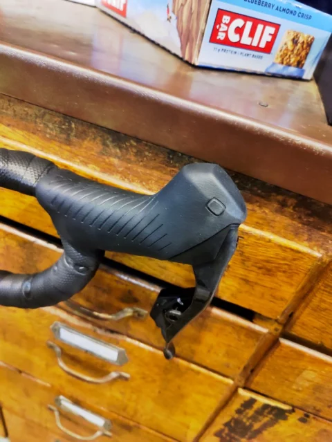 Colnago V5Rs: Rennrad mit Campagnolo Hyperon Ultra Carbon-Laufrädern und elektronischer Schaltung SRAM RED eTap AXS