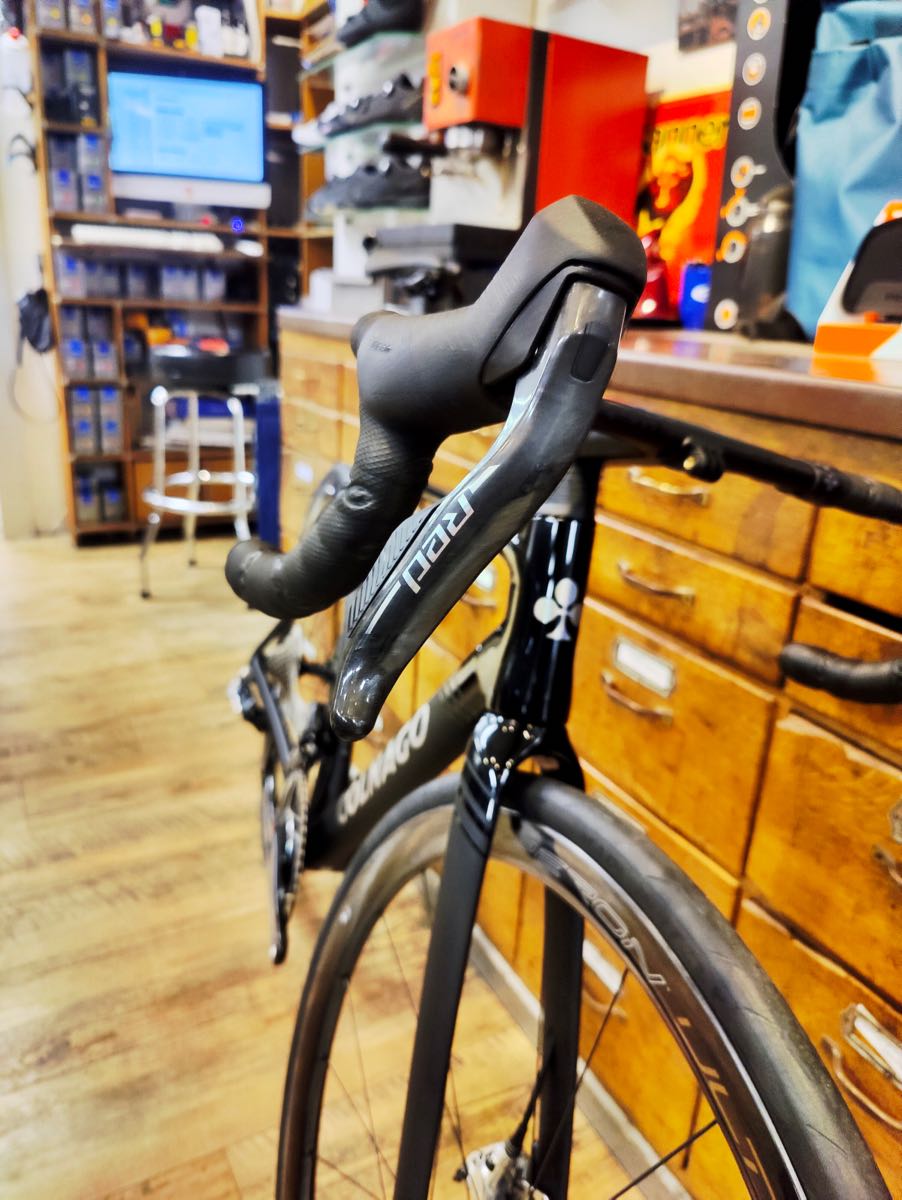 tolles Fahrrad als italienischer Klassiker: Colnago V5Rs Rennrad mit Hyperon-Ultra-Carbon-Laufrädern mit Keramik-Lagern von Campagnolo und Sram RED eTap AXS elektronischer Schaltung als neuestes Modell bei at Fahrräder, deinem Fahrradladen mit Liebe zum Rennrad, zu Gravel, zum Radsport und mit Fahrradwerkstatt in Lübeck