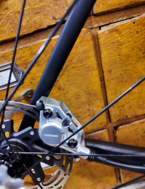 Colnago V5Rs: Rennrad mit Campagnolo Hyperon Ultra Carbon-Laufrädern und elektronischer Schaltung SRAM RED eTap AXS