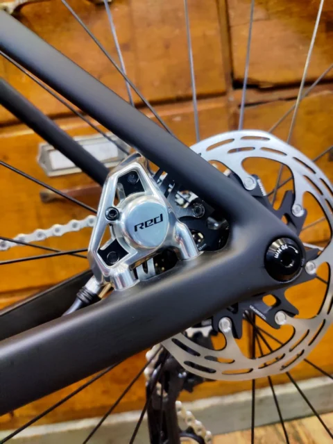 Colnago V5Rs: Rennrad mit Campagnolo Hyperon Ultra Carbon-Laufrädern und elektronischer Schaltung SRAM RED eTap AXS
