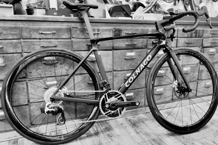 Colnago V5Rs: Rennrad mit Campagnolo Hyperon Ultra Carbon-Laufrädern und elektronischer Schaltung SRAM RED eTap AXS