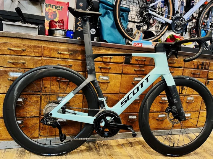 Scott Foil RC 20 in Gelato Blue: Aero-Rennrad aus Carbon mit Shimano 105 Di2