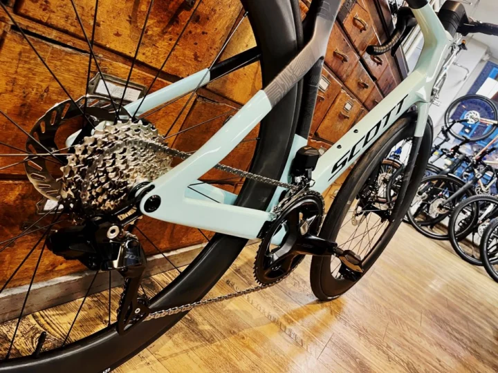 Scott Foil RC 20 in Gelato Blue: Aero-Rennrad aus Carbon mit Shimano 105 Di2