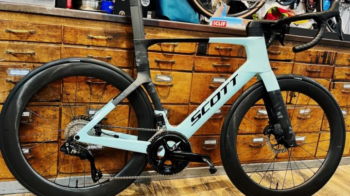 Scott Foil RC 20 in Gelato Blue: Aero-Rennrad aus Carbon mit Shimano 105 Di2