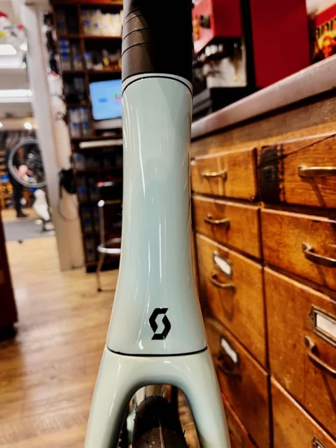 Scott Foil RC 20 in Gelato Blue: Aero-Rennrad aus Carbon mit Shimano 105 Di2