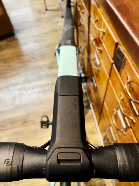 Scott Foil RC 20 in Gelato Blue: Aero-Rennrad aus Carbon mit Shimano 105 Di2