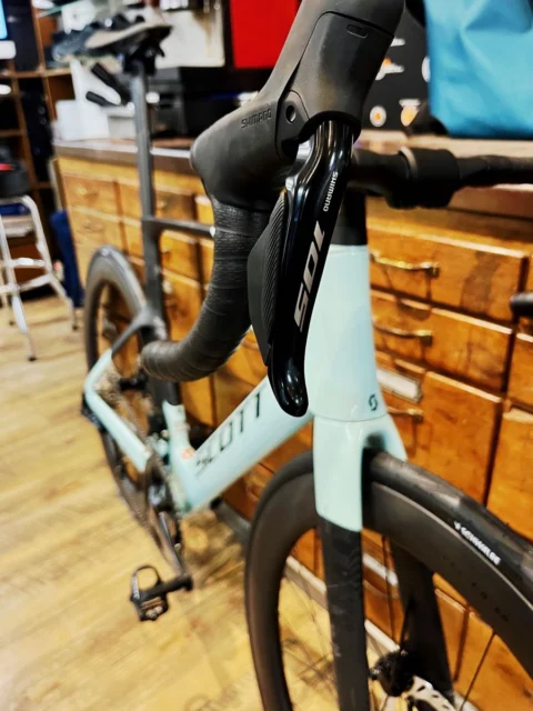 Scott Foil RC 20 in Gelato Blue: Aero-Rennrad aus Carbon mit Shimano 105 Di2