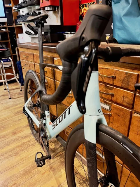 Scott Foil RC 20 in Gelato Blue: Aero-Rennrad aus Carbon mit Shimano 105 Di2
