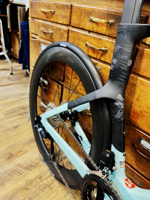 Scott Foil RC 20 in Gelato Blue: Aero-Rennrad aus Carbon mit Shimano 105 Di2